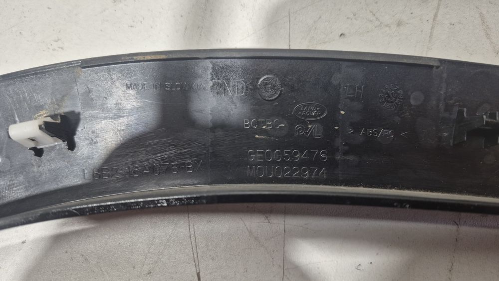 Listwa błotnika przednia lewa LandRover Defender L8B2-16A075-BX