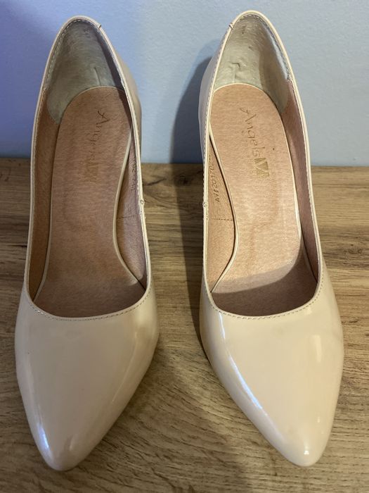 Szpilki lakierki beżowe