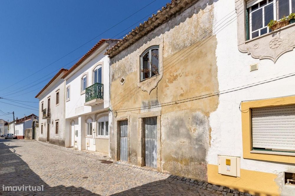 Historic Residence for Restoration in the Center of Aljubarrota
