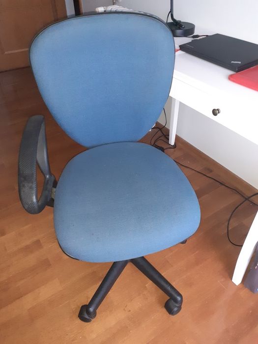 Cadeira de escritório azul.