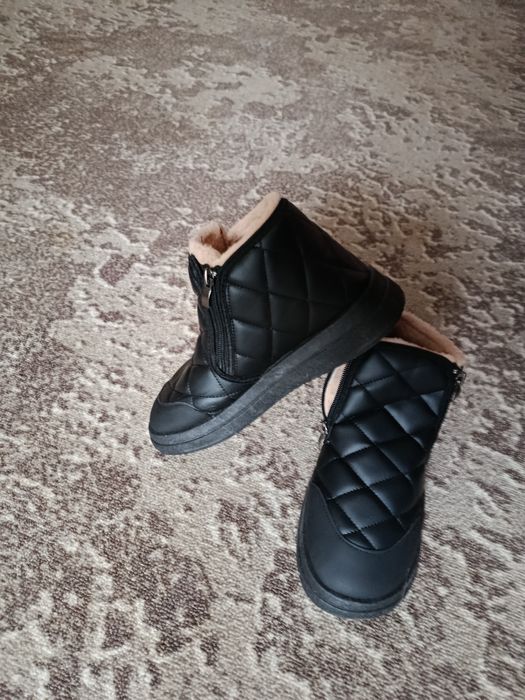 Жіночі черевики, нові.