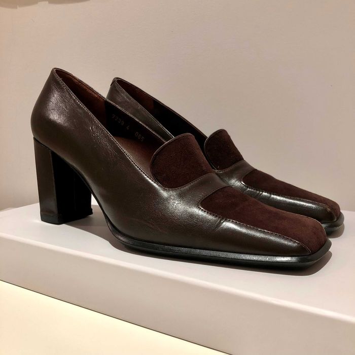 Sapatos de pele castanhos com salto tam.4 (novos)