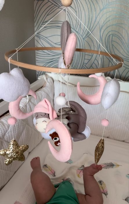 Мобіль ручної роботи з музичним блоком