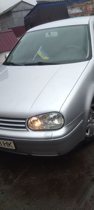 Машина Volkswagen Golf