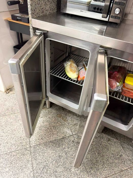 Bancada de inox refrigerada com duas portas