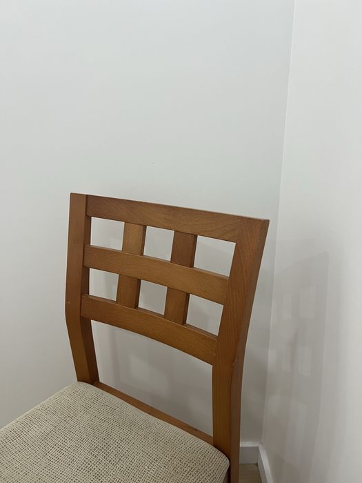 Cadeira em madeira cerejeira com almofada bege