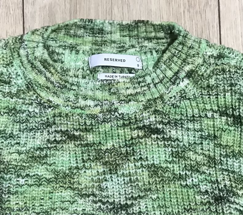 Sweter reserved.