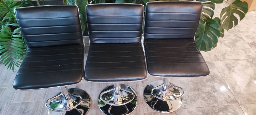 Zestaw trzech hokerów