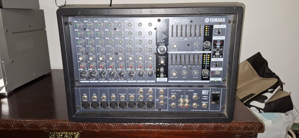Yamaha EMX88s amplificador