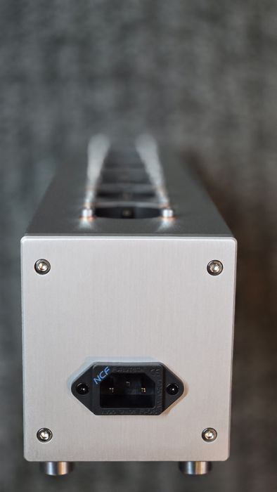 Listwa zasilająca audio silver.