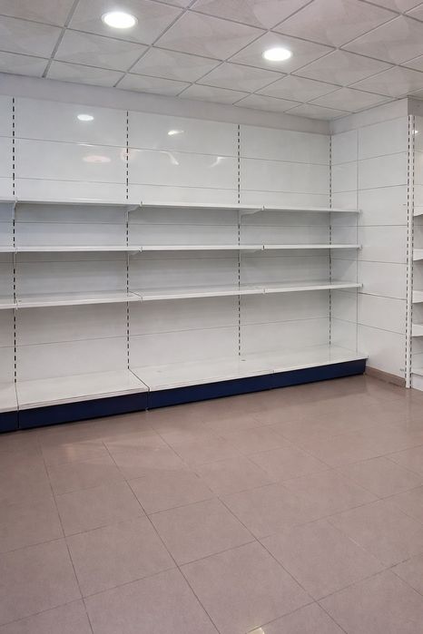 Prateleiras de Loja ou supermercado metálicas brancas