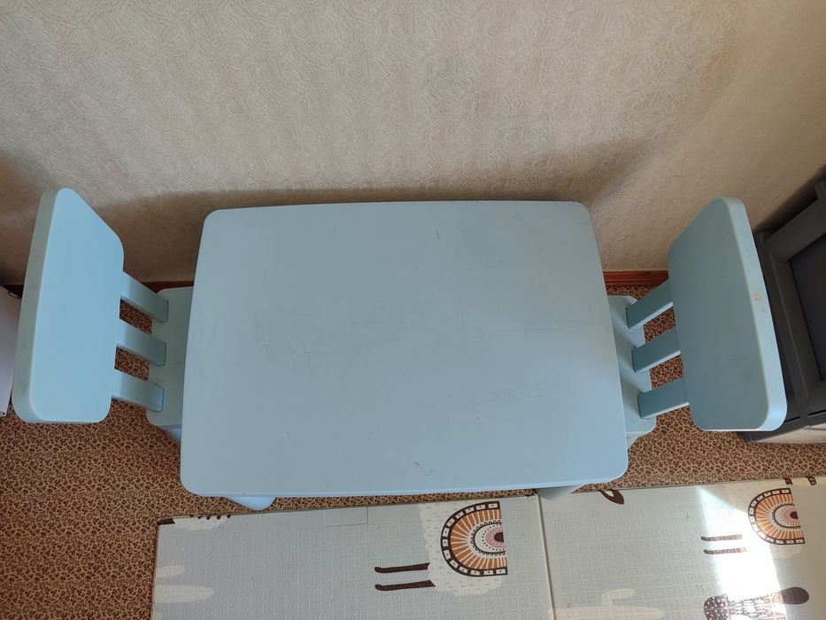 ikea mammut стіл та два стільчика