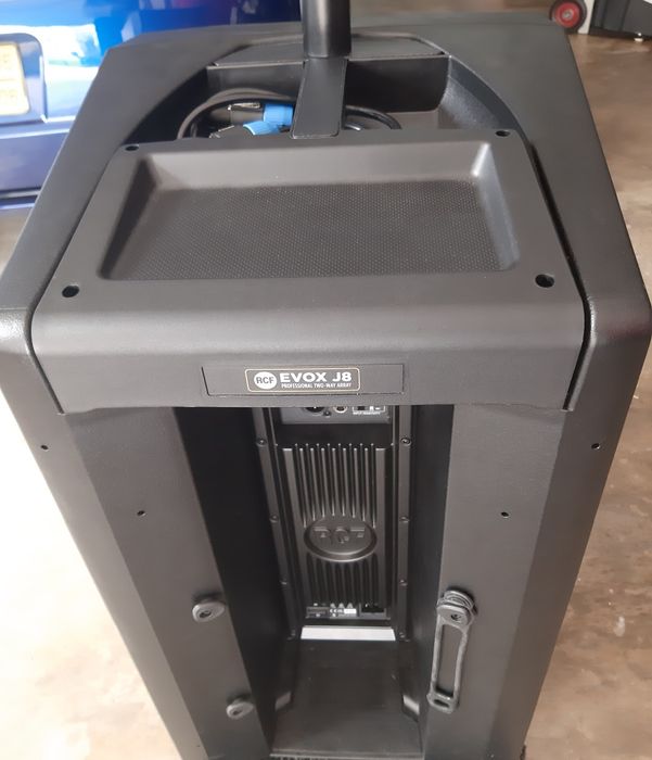 Coluna Array RCF Evox J8 como nova