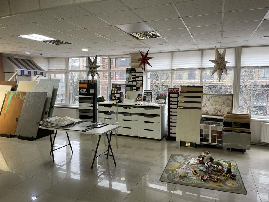 Фасадне приміщення в центрі міста, 2 поверх 180 м2