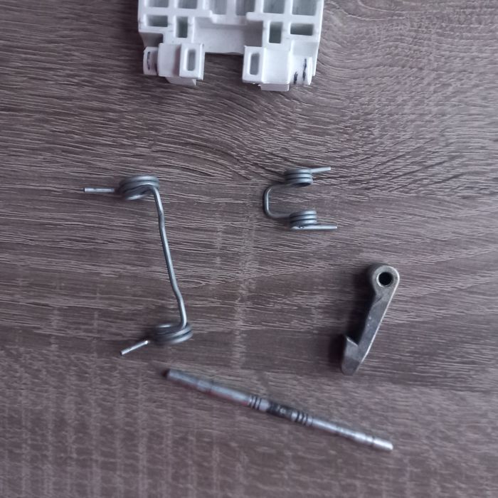 Zaczep do zamknięcia drzwiczek pralki electrolux