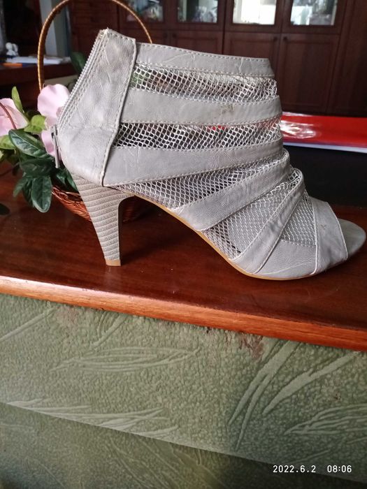 Сучасні, трендрві, глибокі босоніжки.