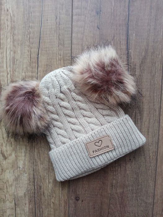 Czapka zimowa z pomponami w kolorze beżowym 1,5 roku - 3 lata