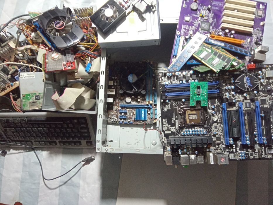 Материнські плати телефони радіо деталі