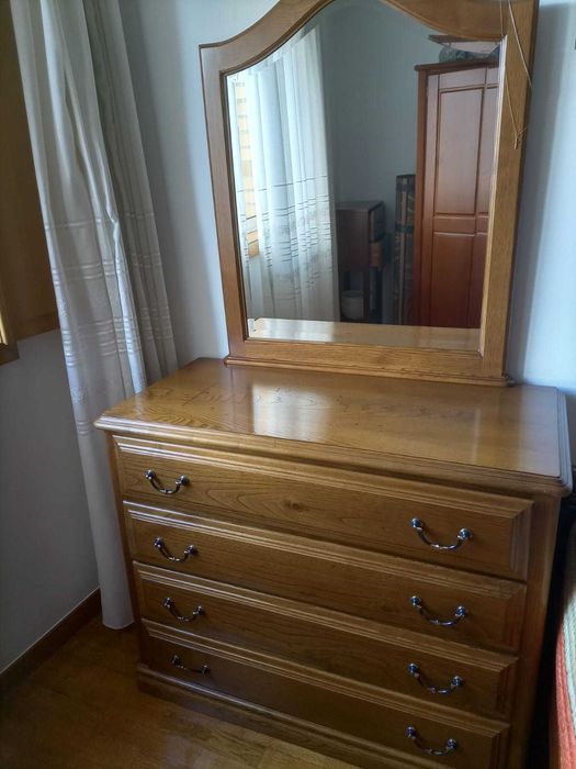 Vendo cômoda de quarto com espelho como nova