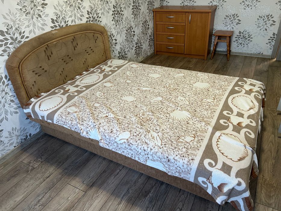 Двоспальне ліжко в хорошому стані