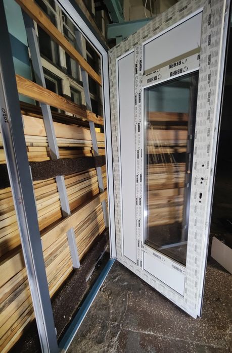 Дверь входная Рехау 980х2040