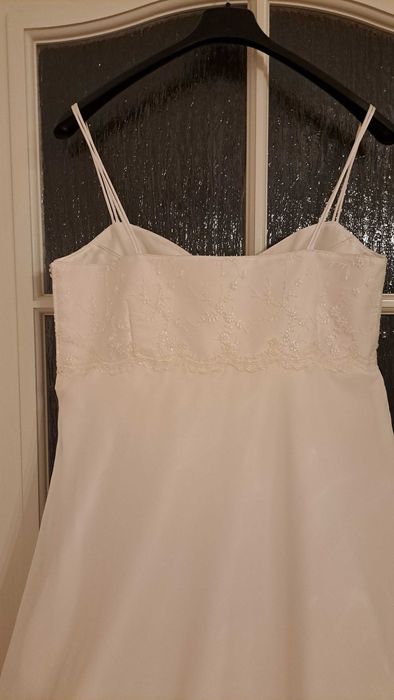 Suknia ślubna na ramiączkach