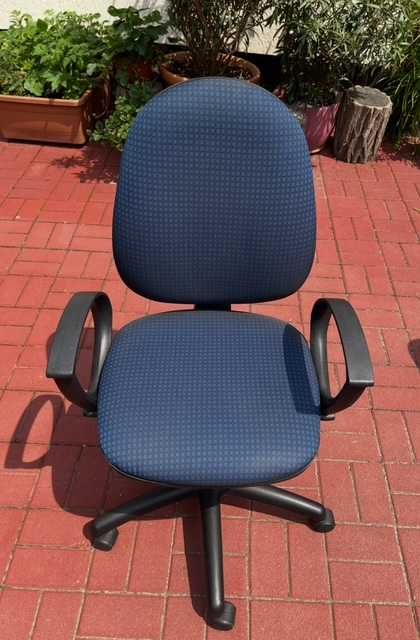 Fotel biurowy na kółkach z regulacją wysokości