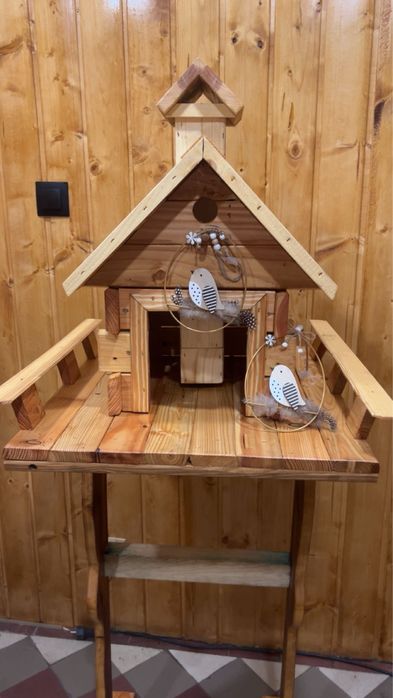 Karmik dla ptaków drewniany