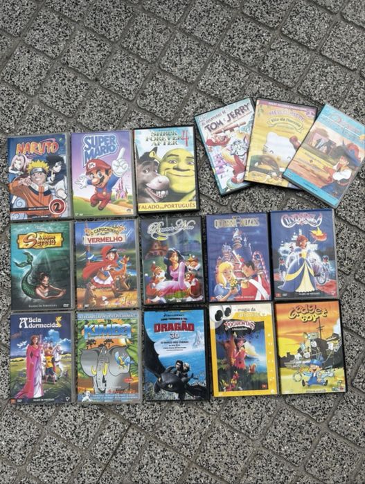 Cassetes, CDs com filmes e com músicas, mais um jogo de computador