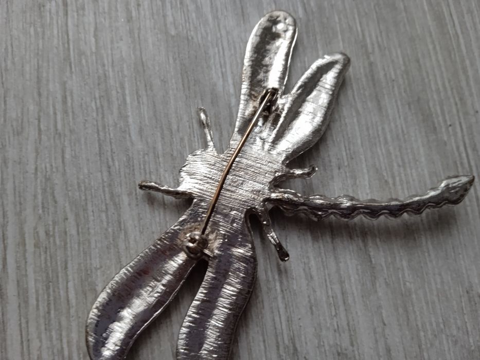 Broszka w kolorze srebra