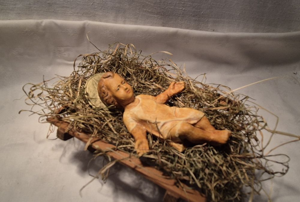 Żłóbek z Dzieciątkiem na sianku drewniany zabytkowy długość 14cm