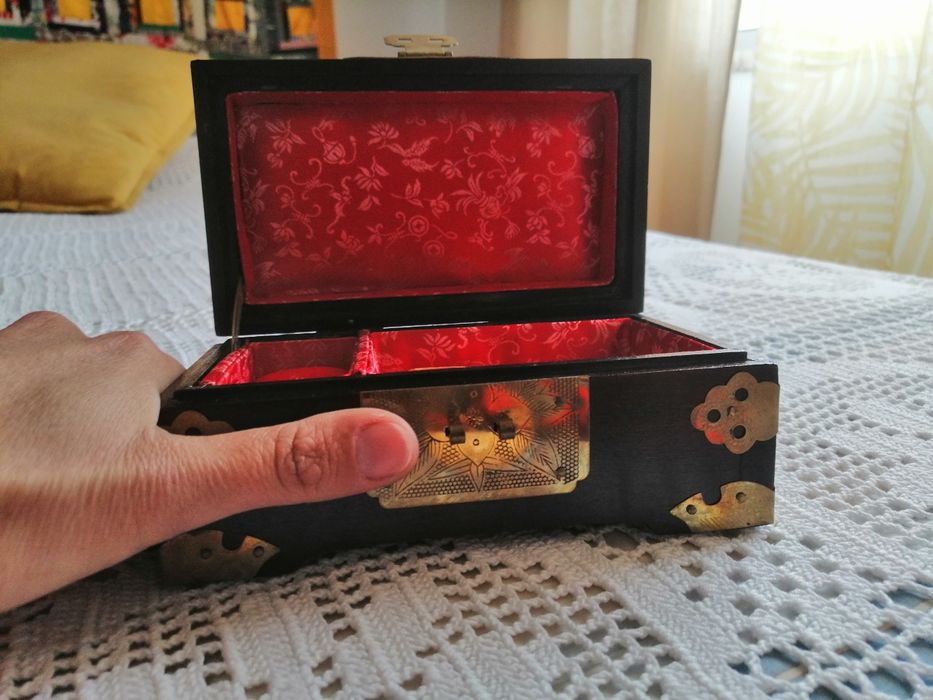 Porta Jóias madeira e placas de metal, encimada por medalhao em jade