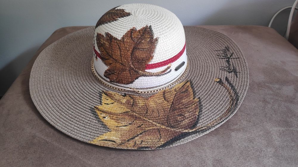 Chapéus pintados por artista renomada