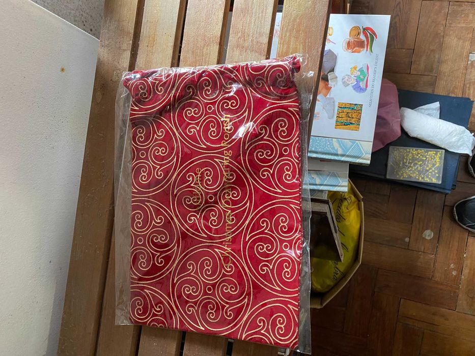 saquinho de pano vermelho com dourados novo embalado
