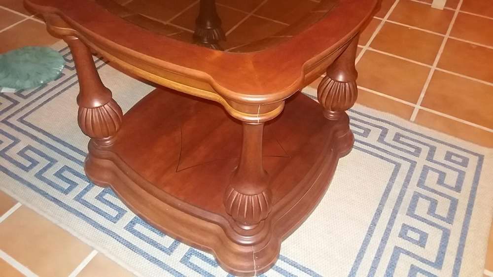 Mesa de centro em madeira maciça, com vidro