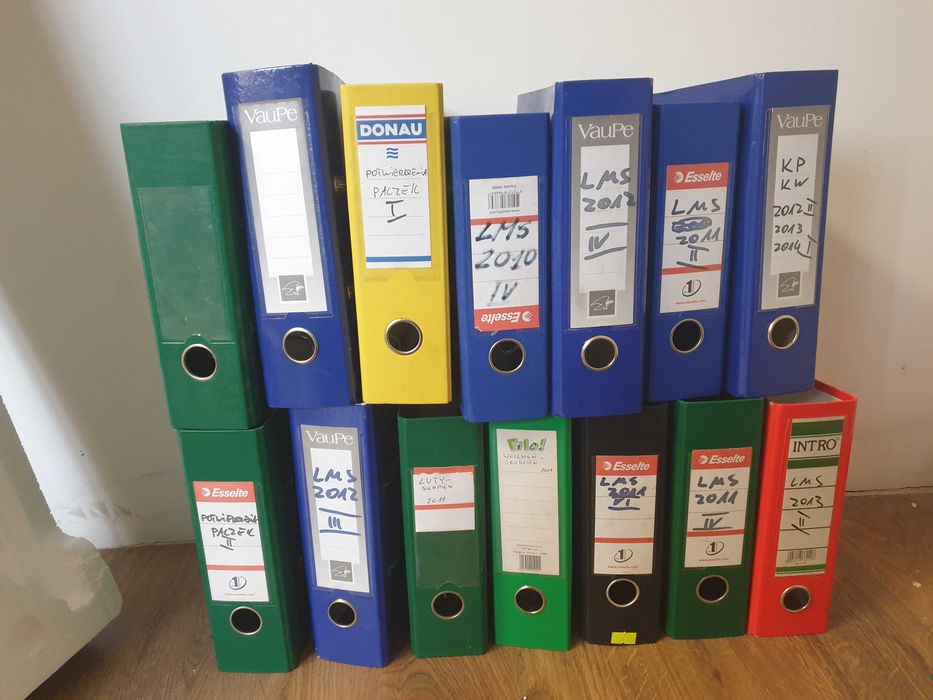 Małe segregatory biurowe