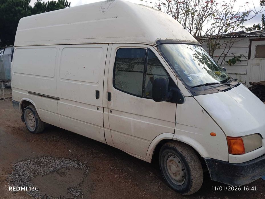 Vendo ford transito com poucos quilómetros