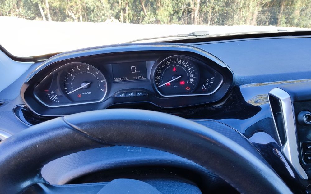 Carro Peugeot 208