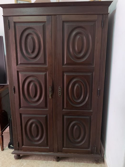 Roupeiro, escrivaninha e mesa de cabeceira