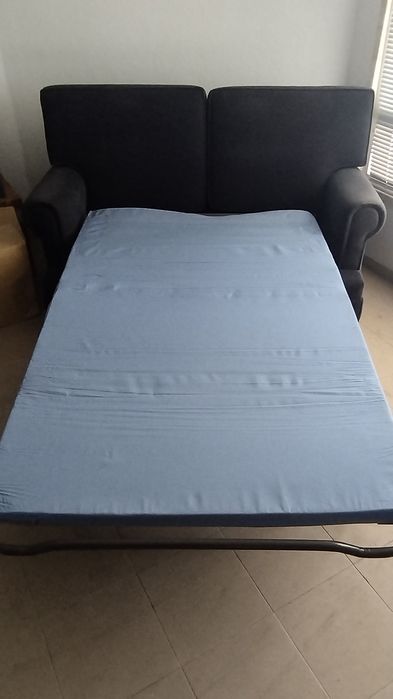 Sofá cama cinzento escuro
