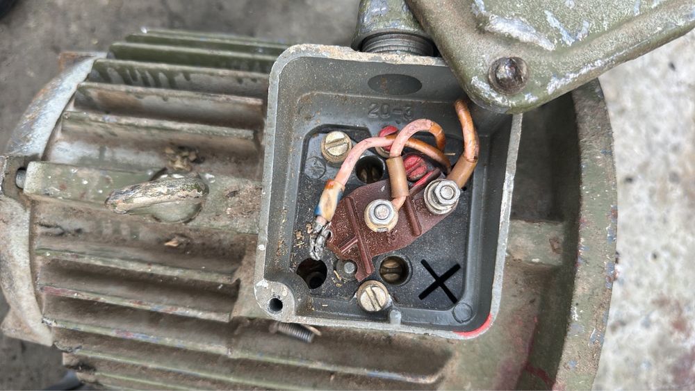 Продам электродвигатели 2.шт 2.2/1000 фл