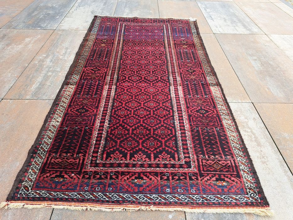 Autentyczny dywan Beluch z Iranu 104 × 200 cm – szlachetna prostota i orientalny charakter