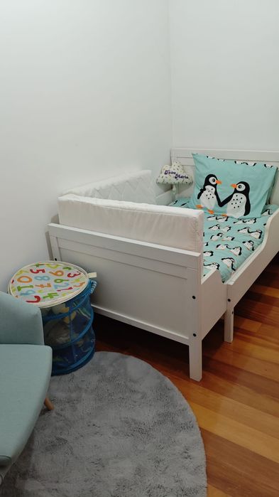 Cama de criança extensível.