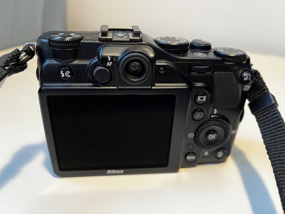 Sprzedaję używany aparat Nikon Coolpix P7000