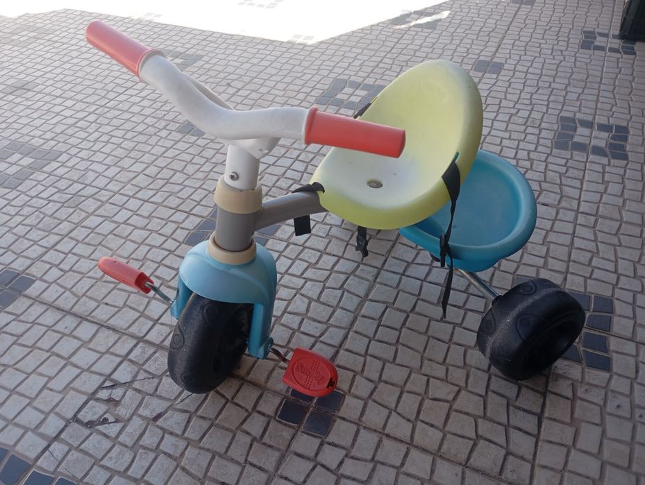 Triciclo Pedais Criança