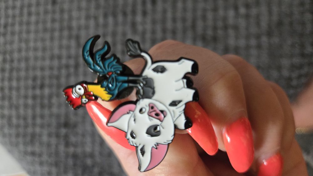 Przypinka  Świnka z kogutem.