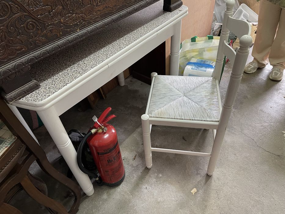 Movel de casa de banho e mesa com cadeiras