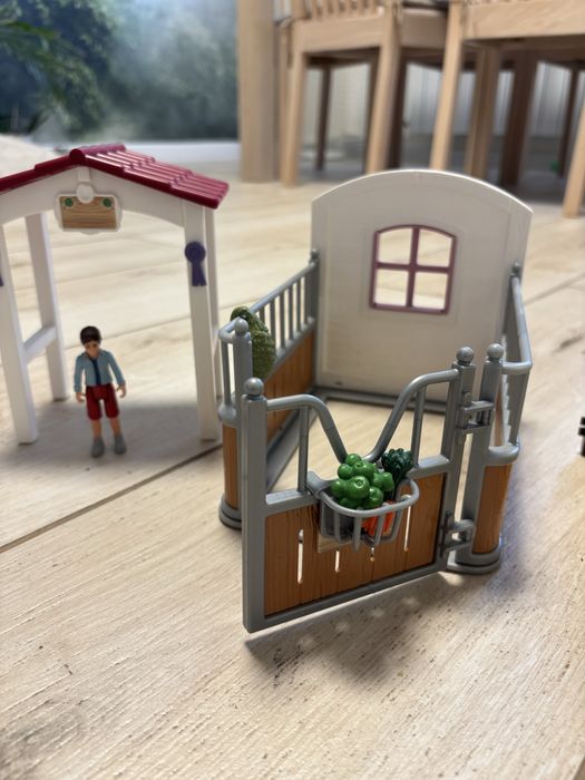 2 boxy dla koni (schleich i playmobil) + akcesoria