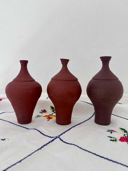 Três pequenas jarras em barro vermelho