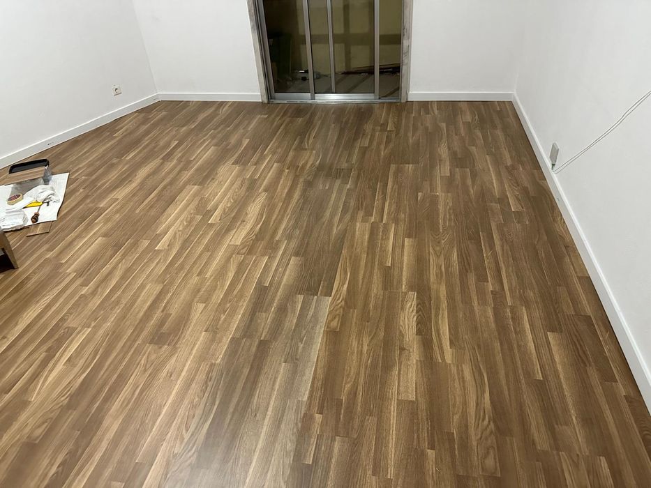 Instalação de chão flutuante ou vinílico.